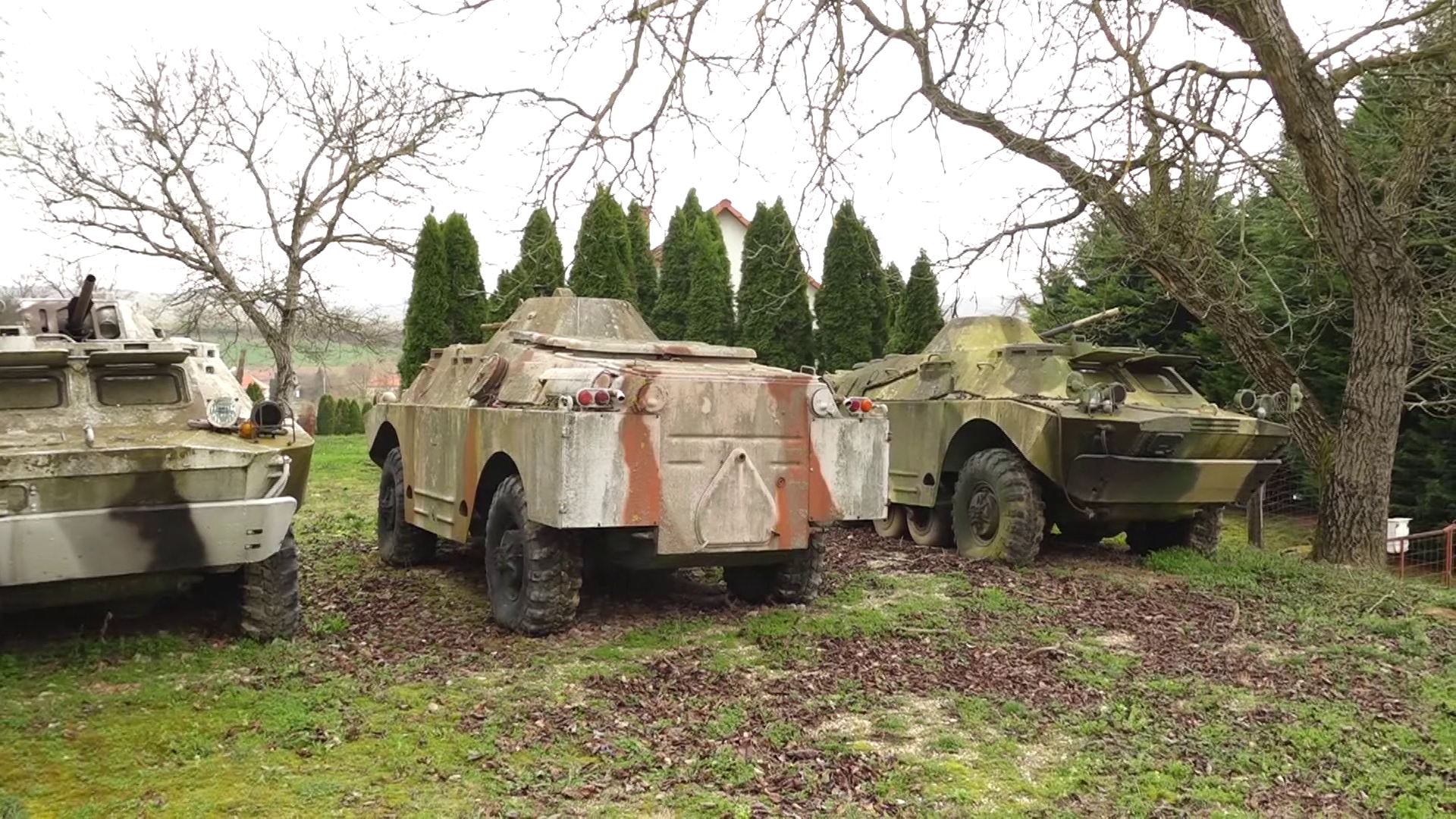 Radar - Harckocsik a falu szélén + videó