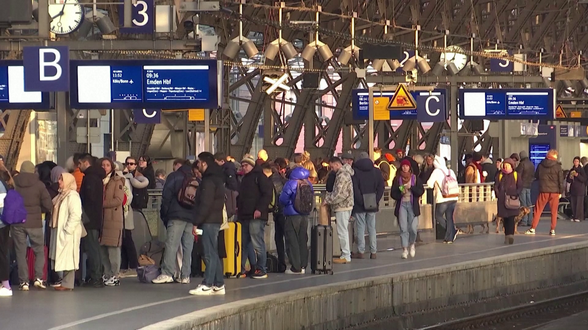 Ismét megbénult Németország vasúti és légi közlekedése + videó