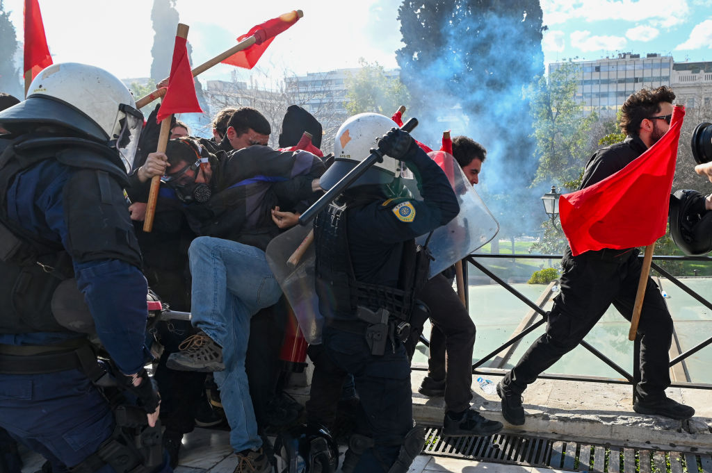 Tüntető diákok csaptak össze rendőrökkel Athénban