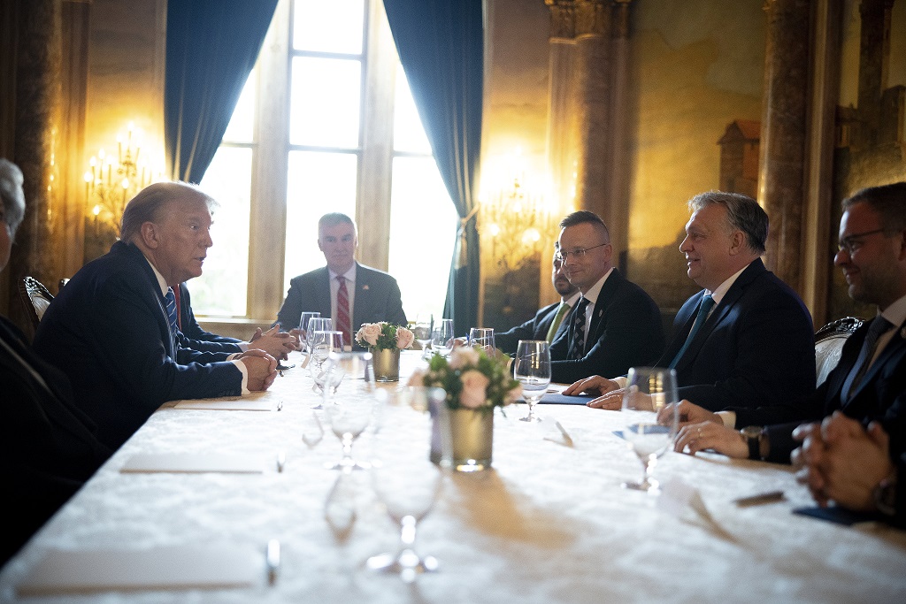 Tárgyalóasztalhoz ült Orbán Viktor és Donald Trump + videó