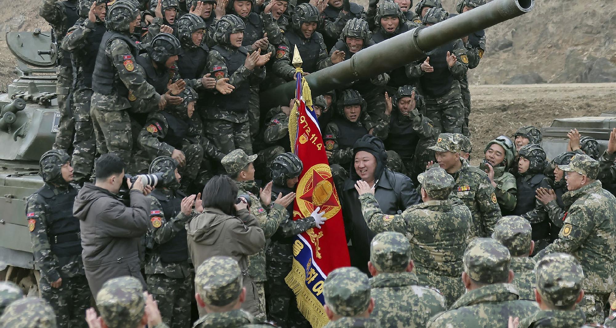 Észak-koreai fejlesztésű harckocsit vezetett Kim Dzsongün