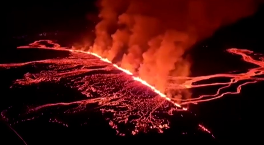 Látványos felvételen az újabb izlandi vulkánkitörés + videó