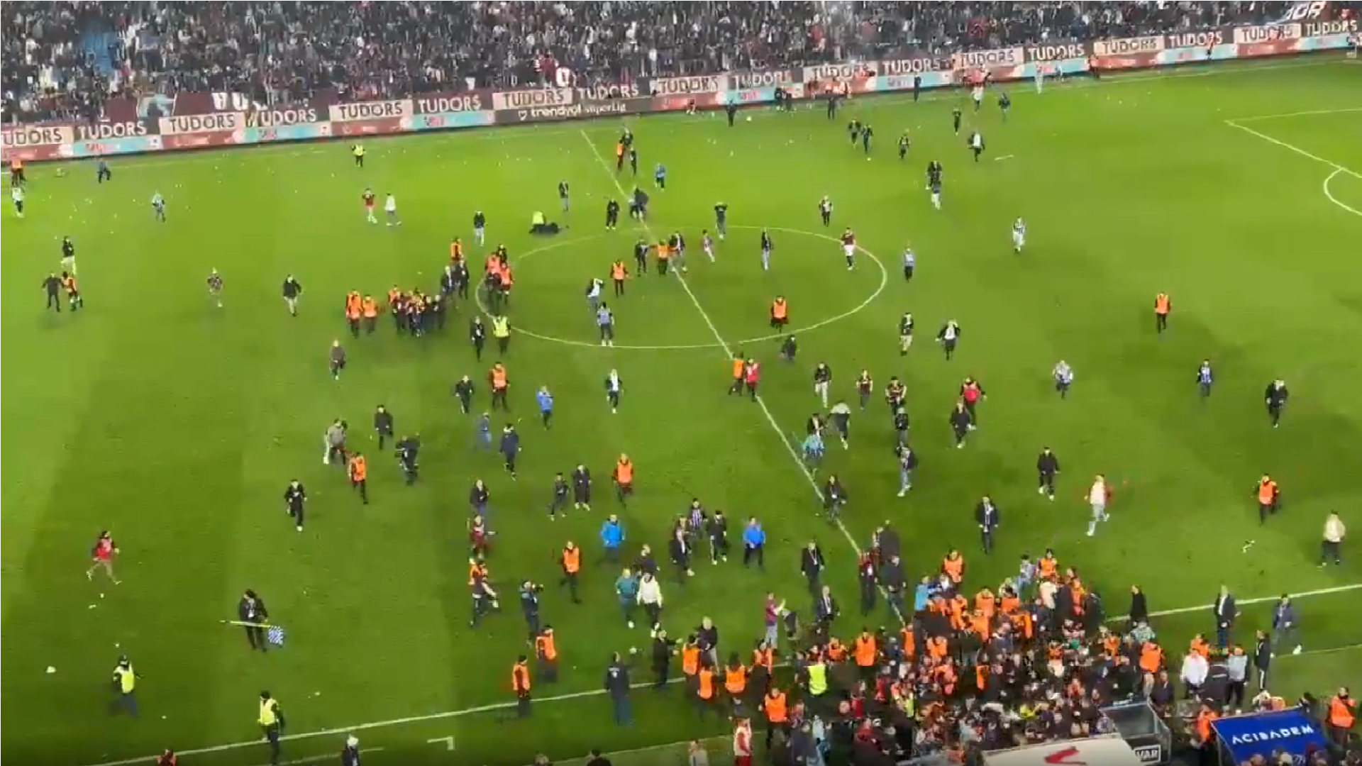 Tömegverekedés tört ki a focipályán Törökországban + videó
