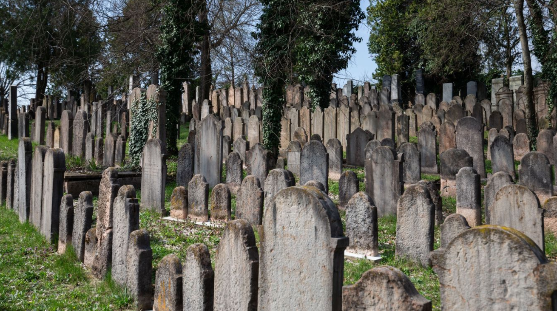 A Vasember felmenőinek sírjai egy magyarországi temetőben találhatók