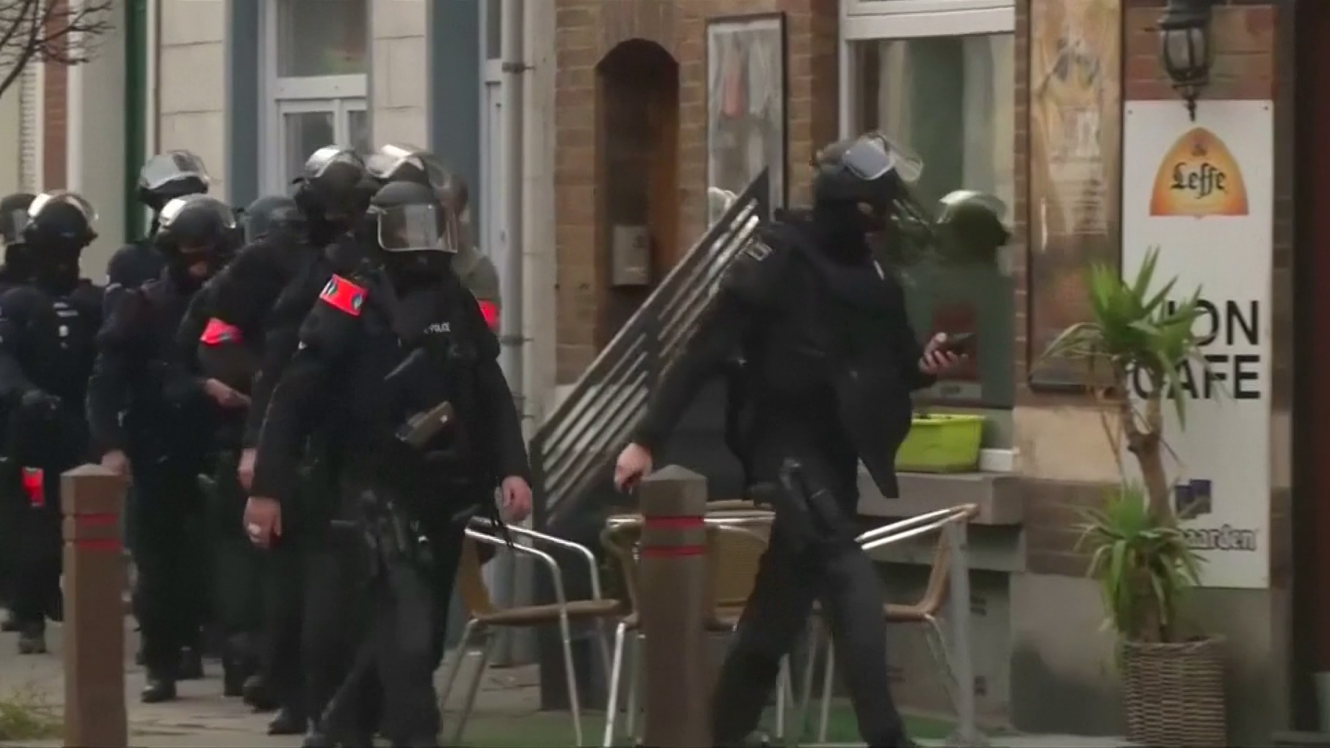 Brüsszelben a katonaság bevetését fontolgatják + videó