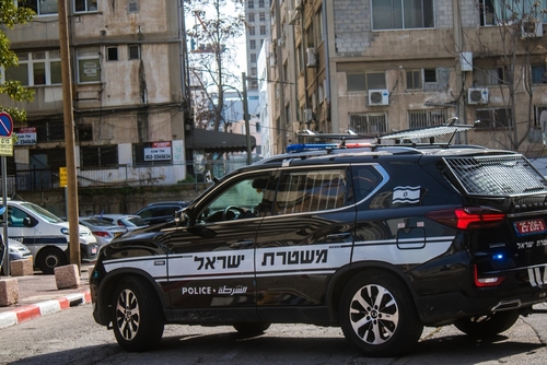 Egy fiatal arab férfi autóval elütött négy rendőrt és késsel támadt továbbiakra Izraelben