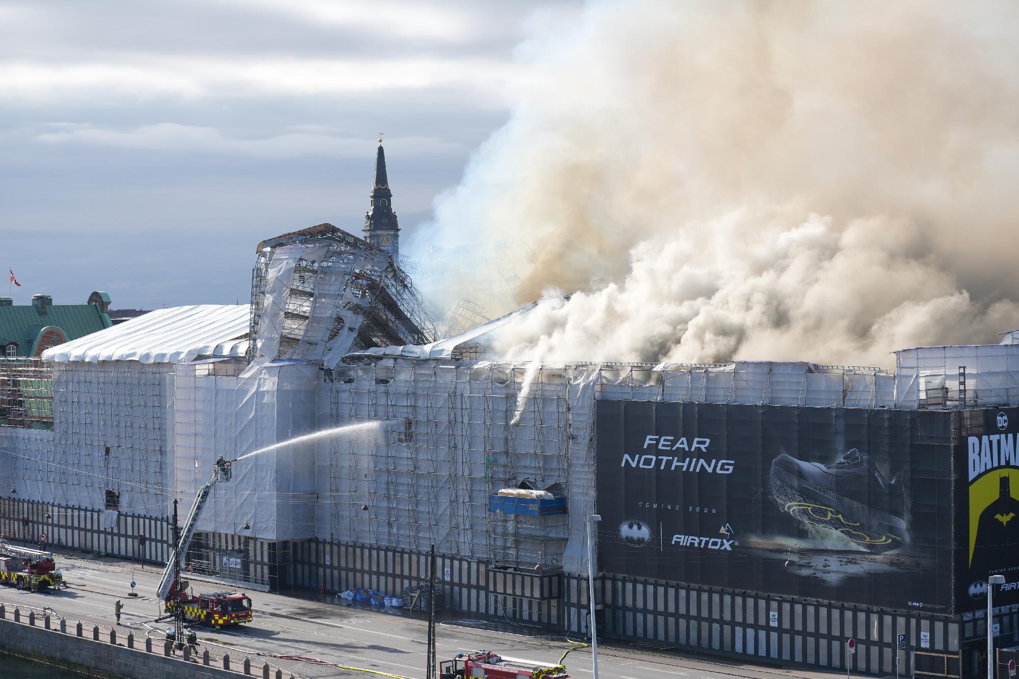 Brutális tűzvész pusztítja Koppenhága legrégebbi épületét