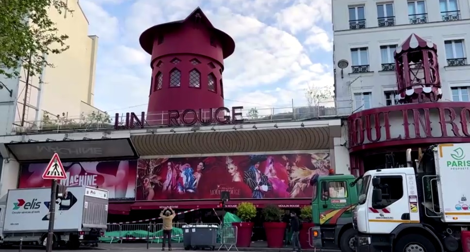 Leszakadtak a világhírű párizsi Moulin Rouge széllapátjai 
