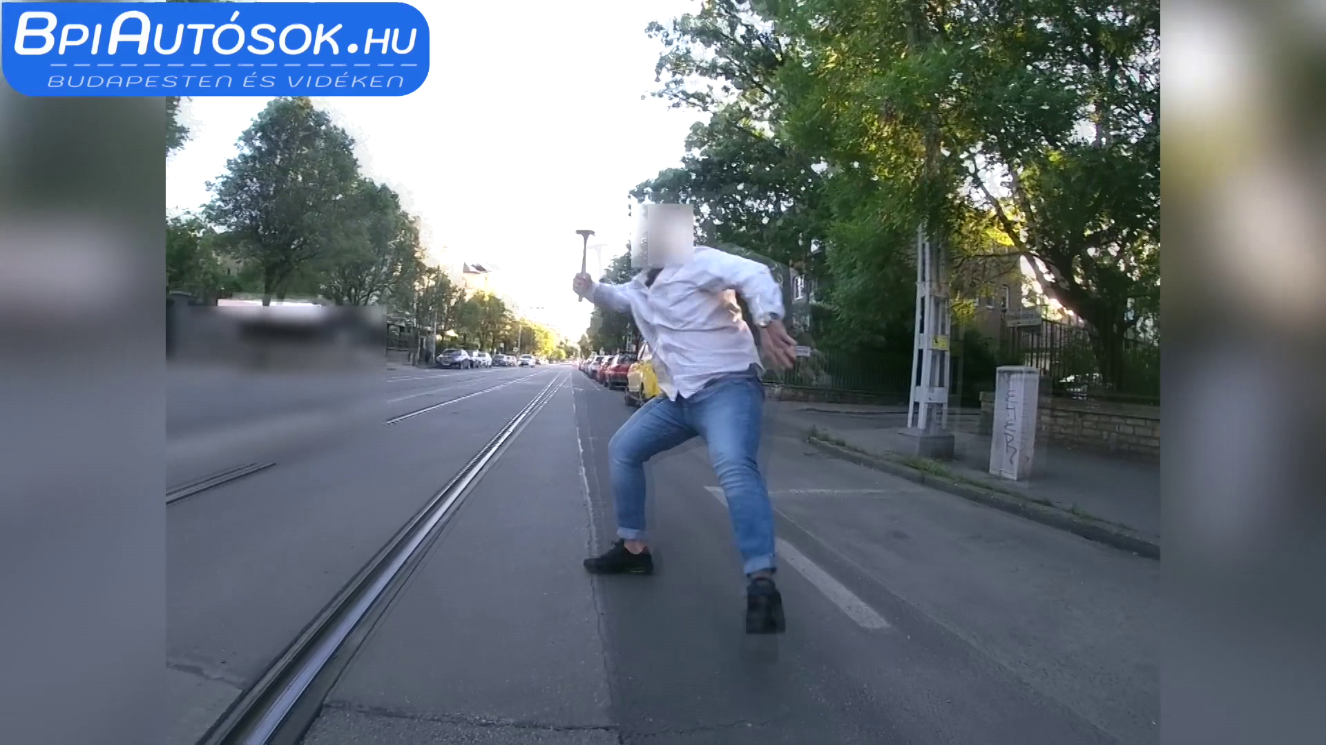 Kalapáccsal fenyegette a biciklist a taxis + videó