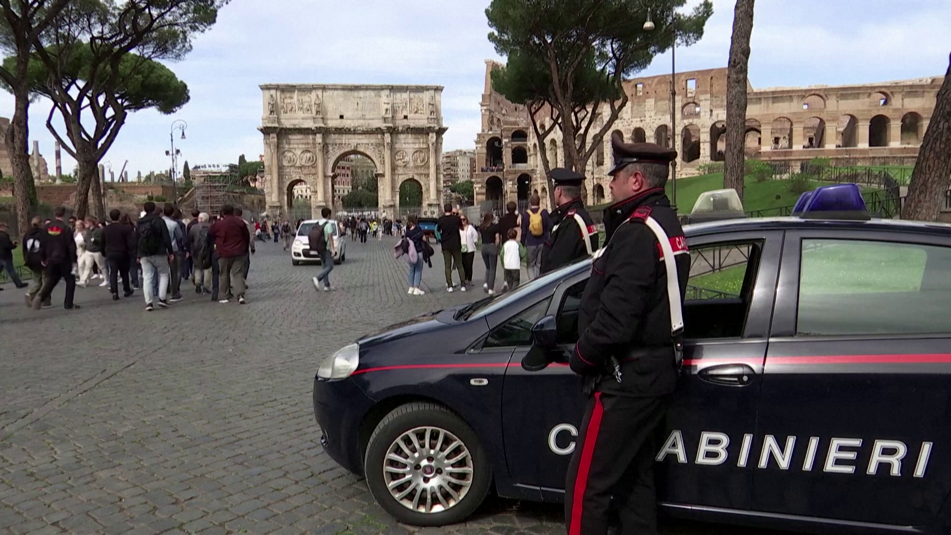 Olasz rendőrt késelt meg egy migráns + videó
