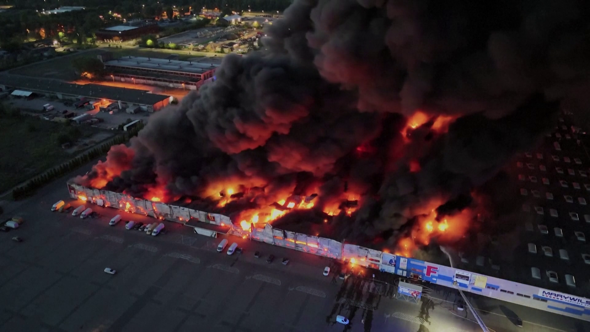 Leégett egy bevásárlóközpont Varsóban + videó