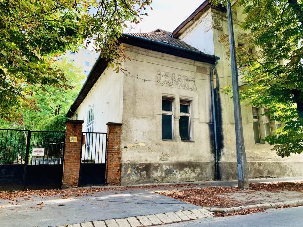 A természet lassan visszaveszi Kispest első polgármesterének patkánytanyává lett házát