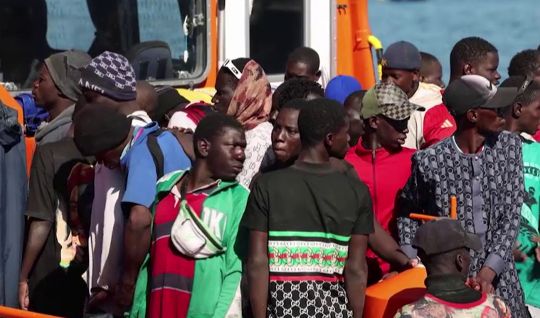 A spanyol kormány folytatja a Kanári-szigetekre érkezett illegális migránsok elosztását + videó