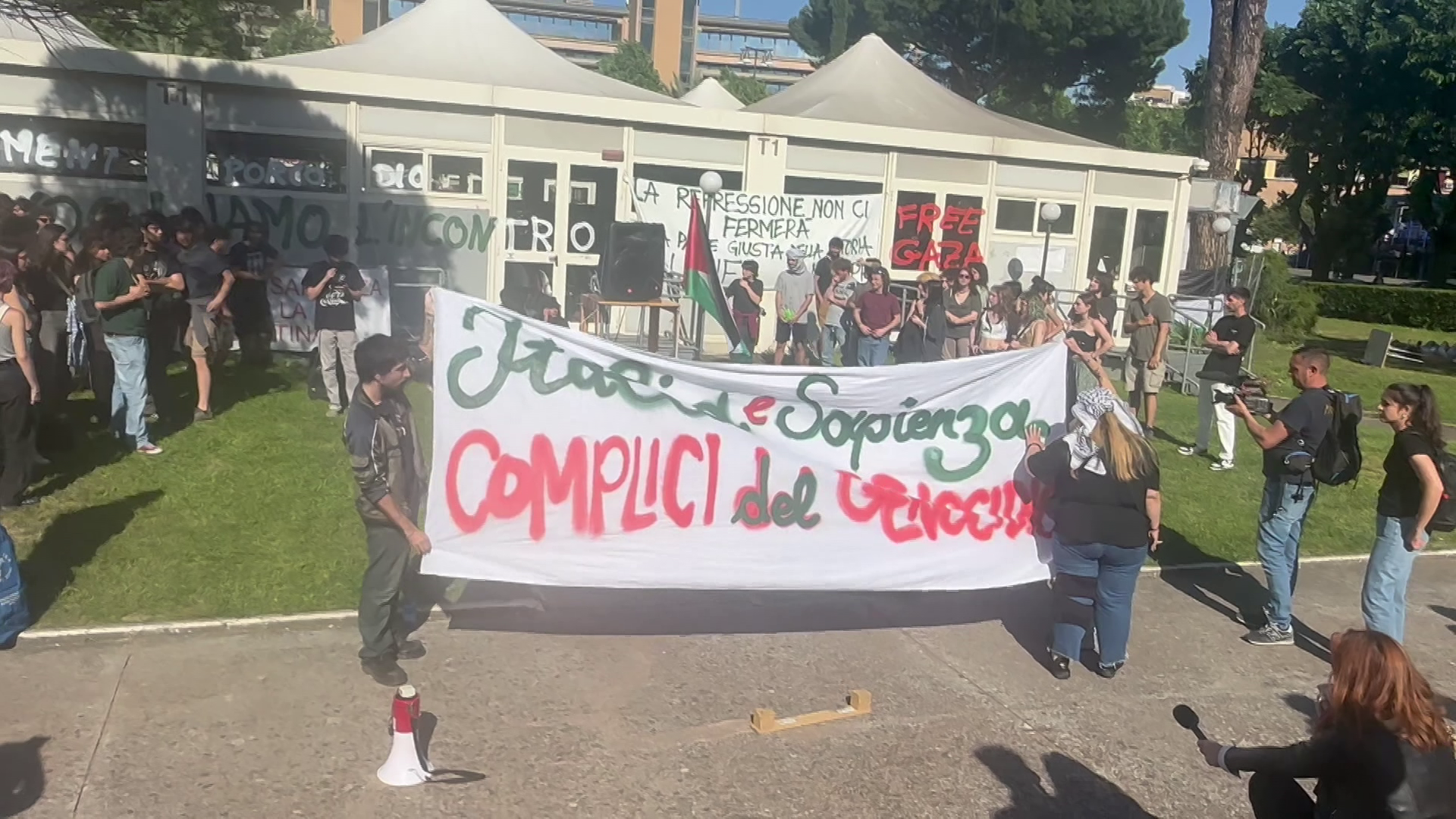 Több mint 40 olasz városban vonultak utcára egyetemisták + videó