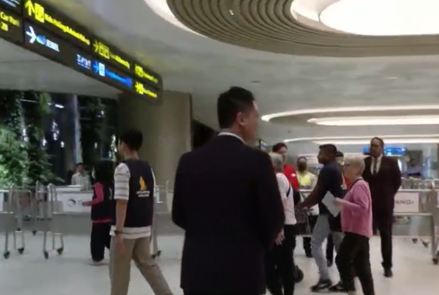 Egy utas meghalt, többen megsérültek egy Londonból Szingapúrba tartó repülőgépen + videó