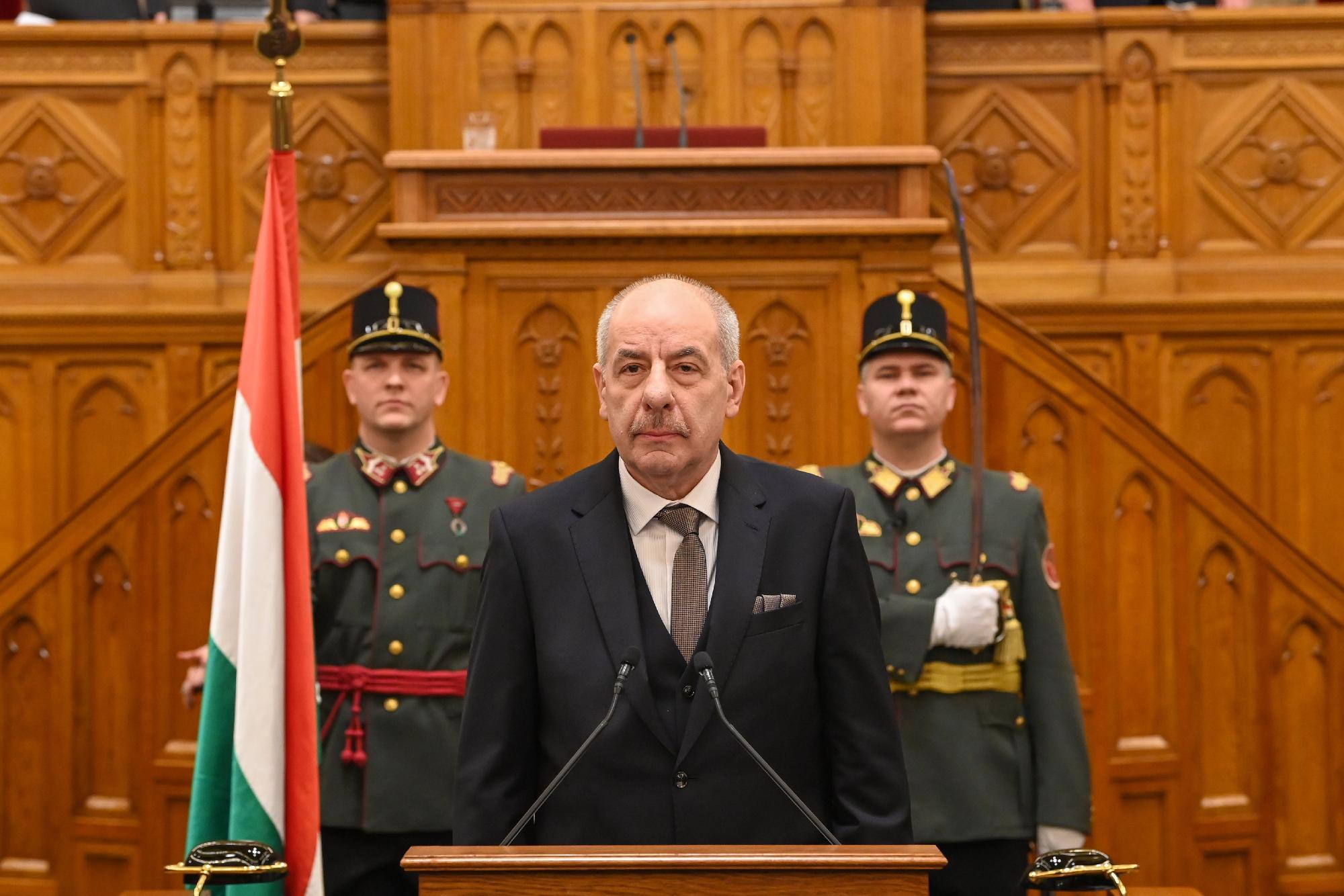 A Magyar Ügyvédi Kamara kiáll a köztársasági elnök mellett