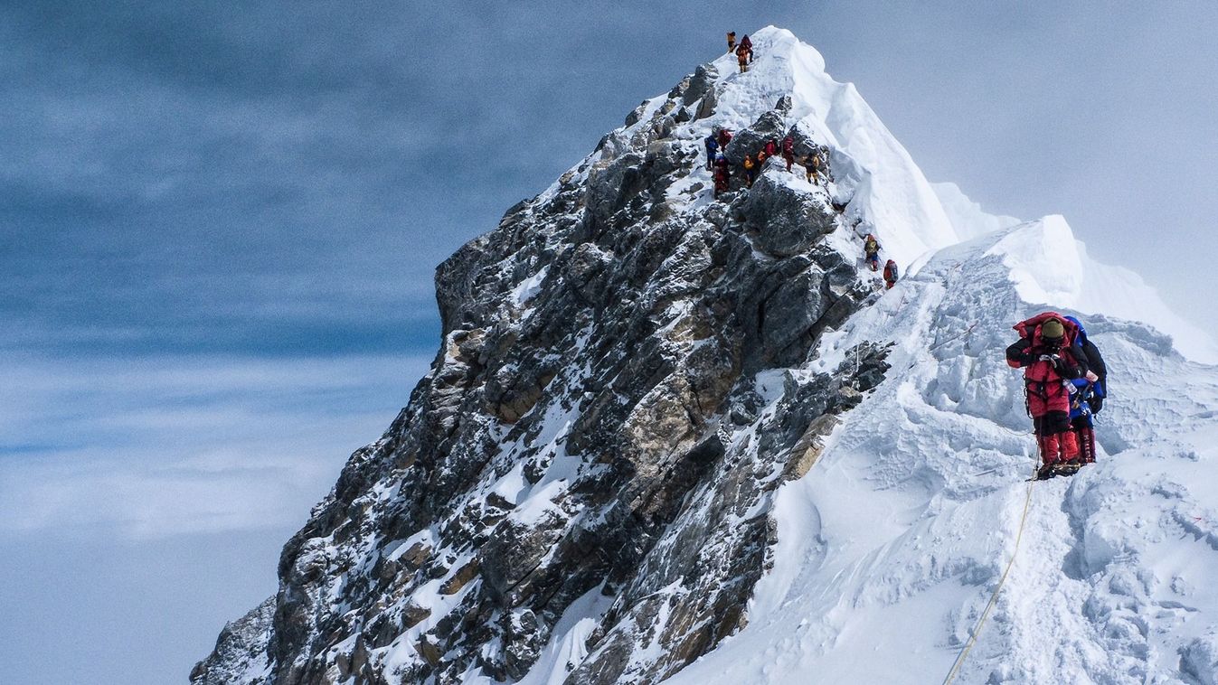Emberi maradványokat hoztak le a Mount Everestről