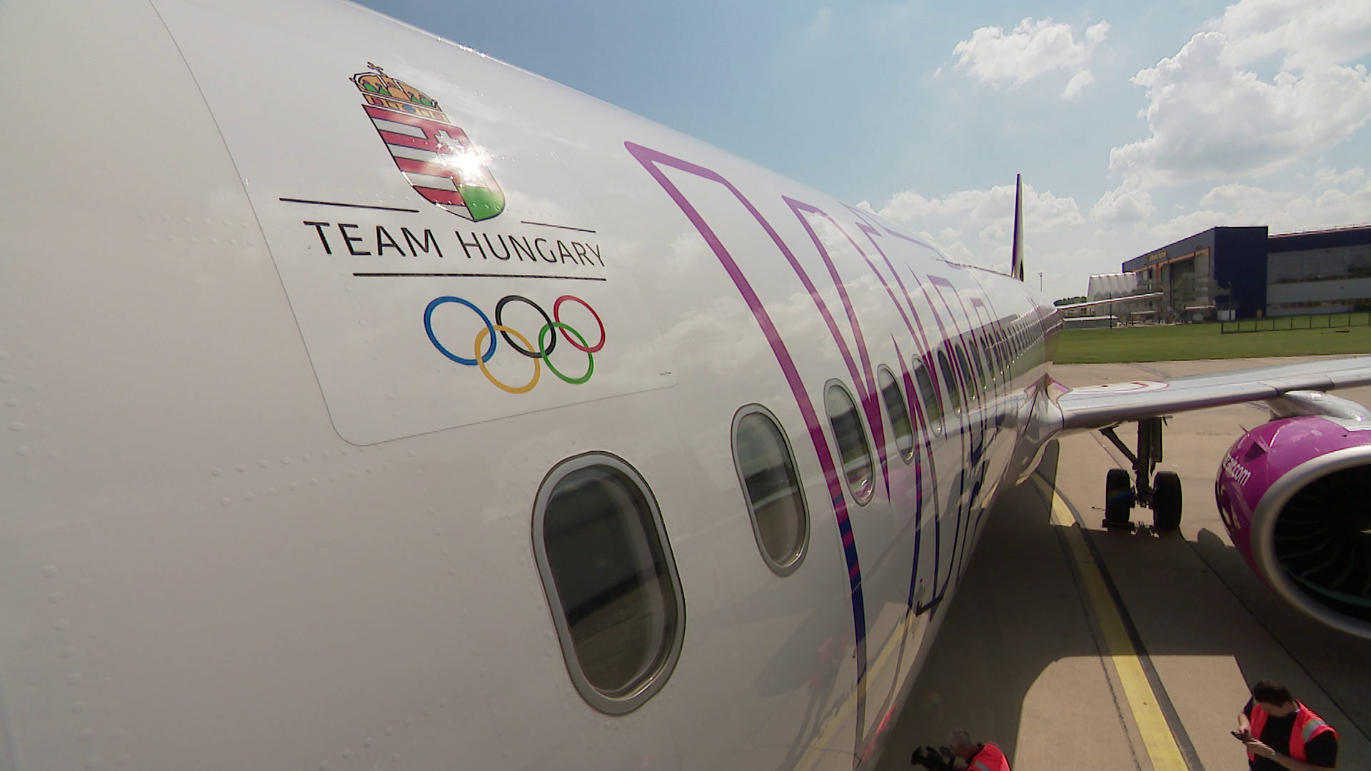 Bemutatták a magyar olimpiai csapat repülőgépét + videó