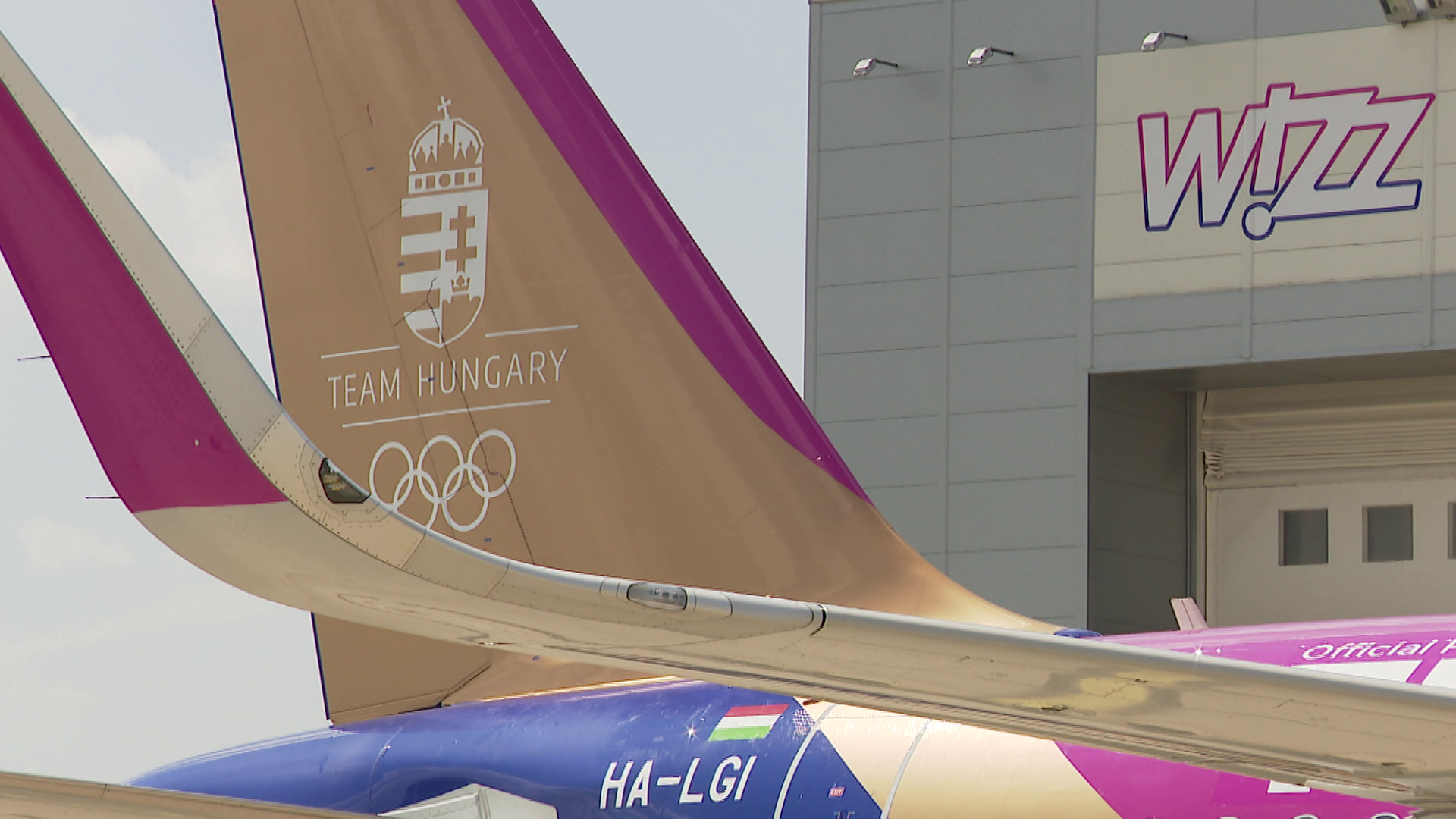 Radar – Speciális grafikával díszítették fel a magyar olimpiai csapatot szállító repülőgépet + videó