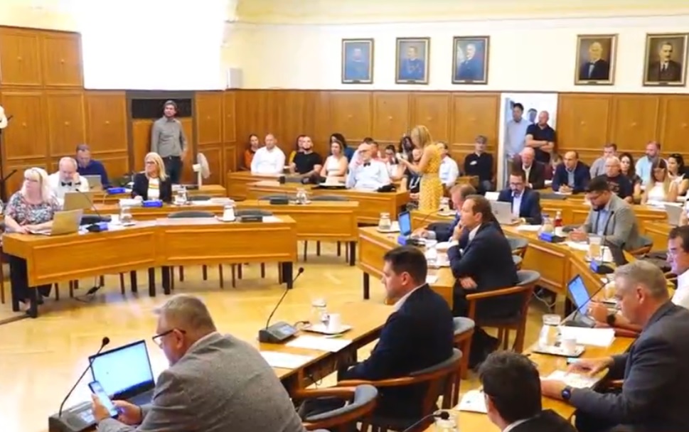 A Fidesz szerint a pécsi balliberális vezetés mutyiházát csinált a városházából + videó