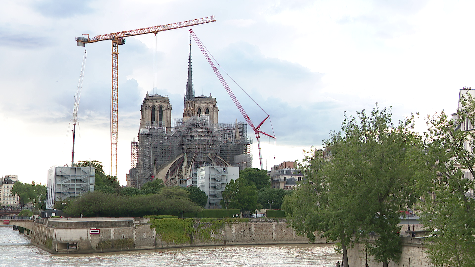 Év végén nyithatja meg kapuit a látogatók előtt a Notre-Dame, amely öt éve szinte teljesen leégett + videó