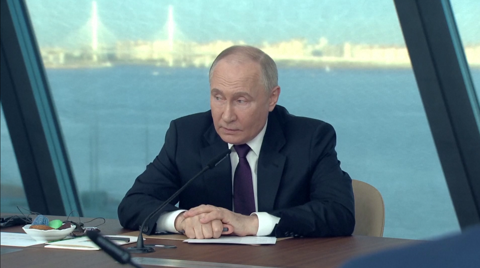 Ellentétben sok országgal, Vlagyimir Putyin elnök nem fenyegeti háborúval a nyugatot + videó