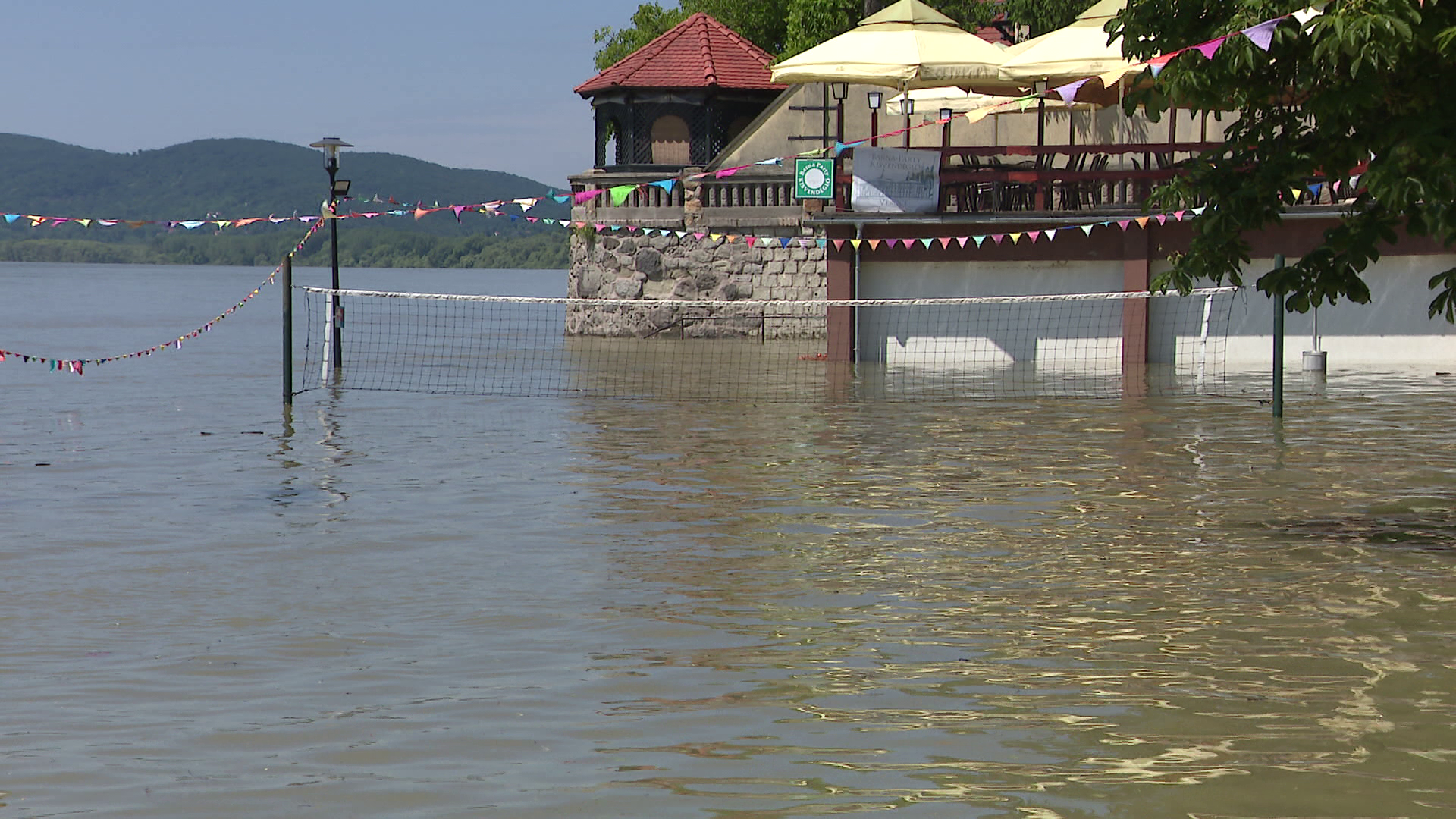 A Duna vízszintjének emelkedése miatt lezárják az alsó rakpartokat Budapesten + videó