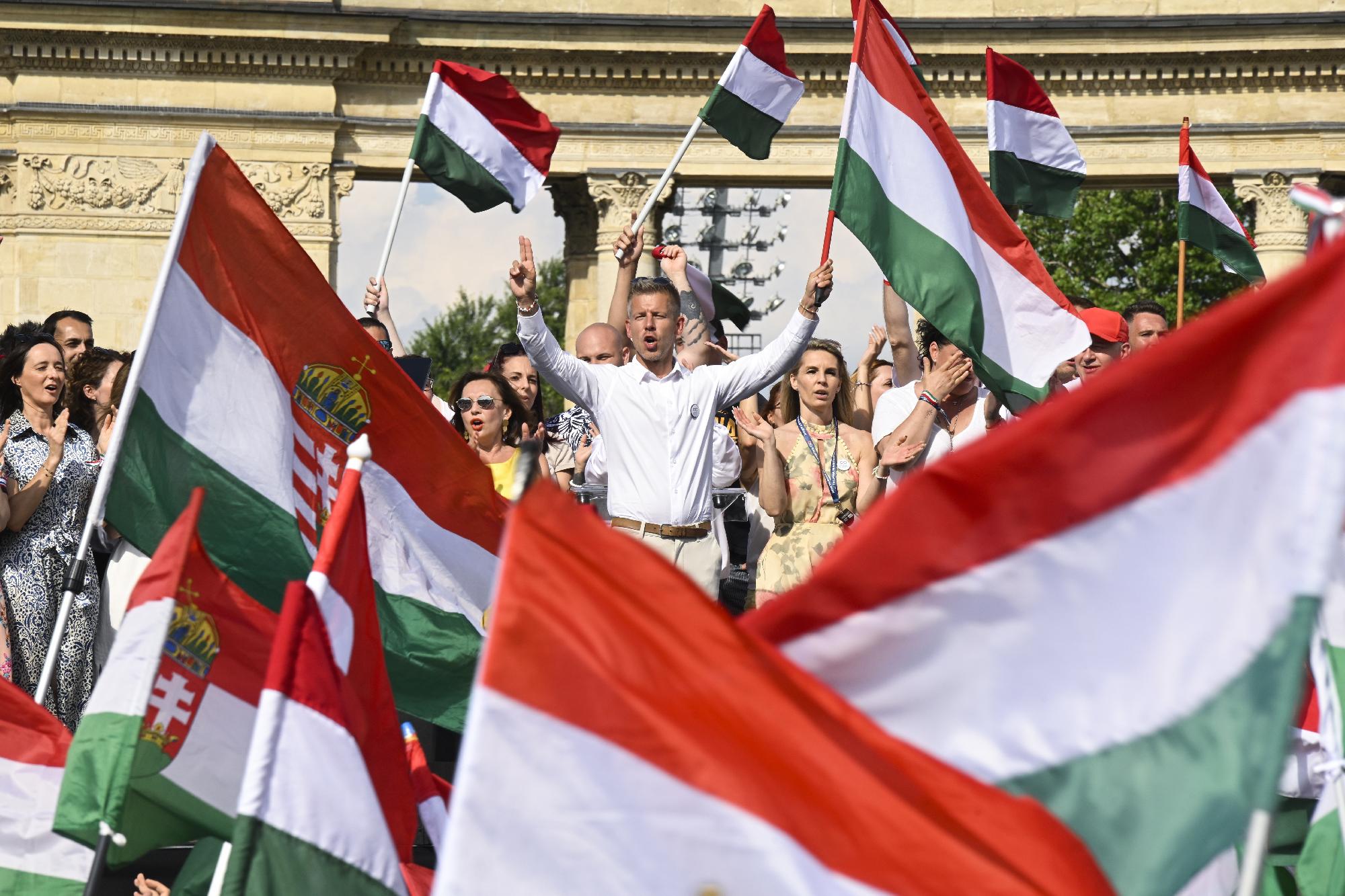 A Hősök terén tartotta meg a választás előtti utolsó nagygyűlését Magyar Péter