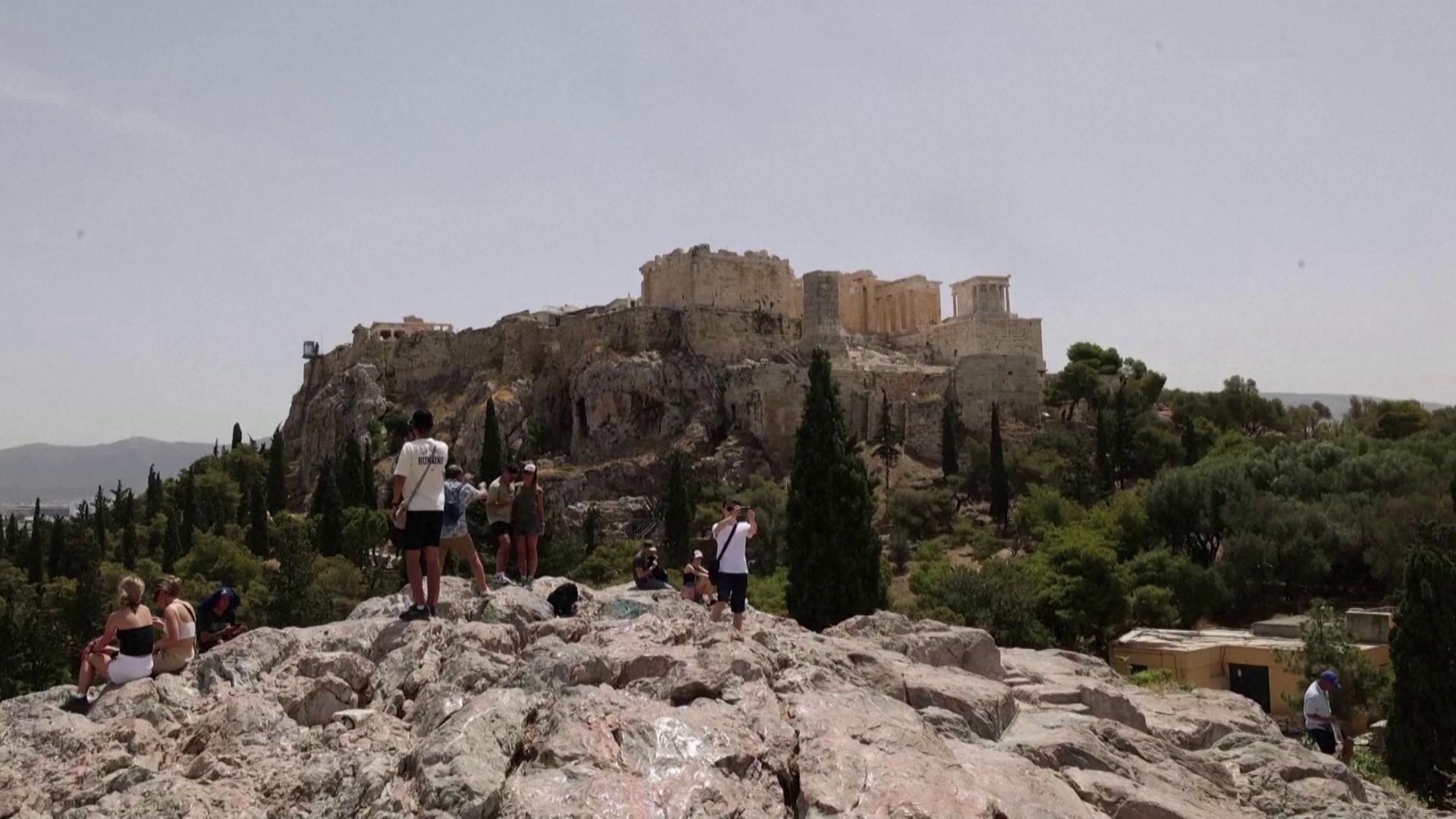 Erdőtüzek tombolnak Cipruson, bezárták az athéni Akropoliszt + videó