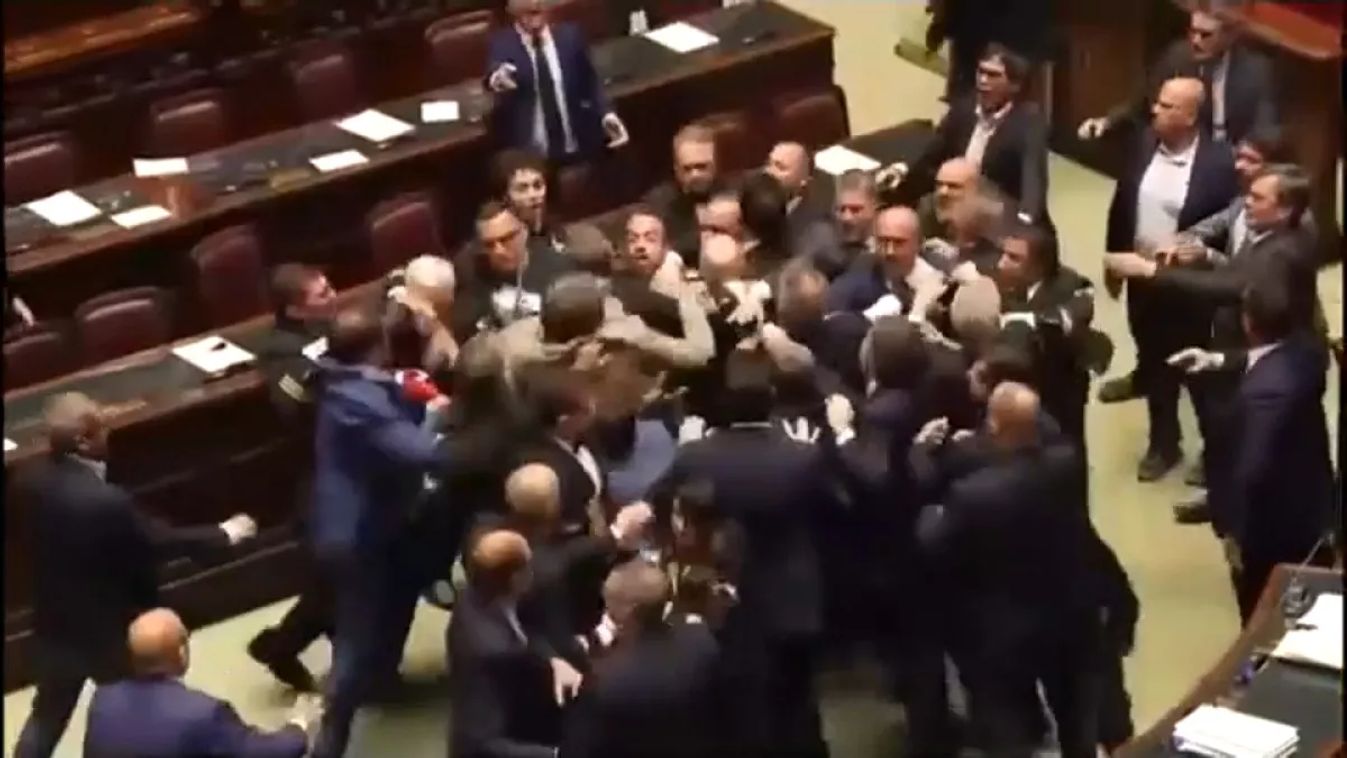 Tömegbunyóba torkollott egy parlamenti vita az olaszoknál + videó