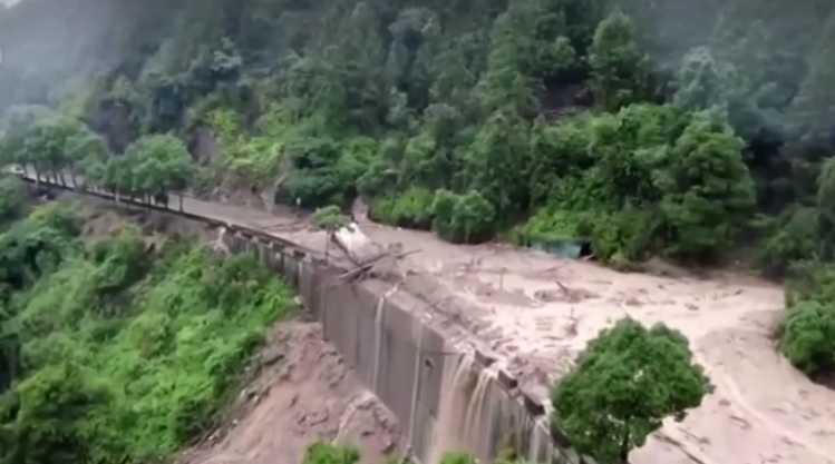 Brutális árvíz sújtja Kína délkeleti részét