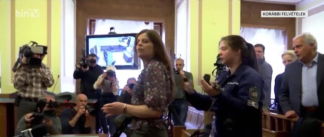 Ilaria Salis képviselő mentelmi joga szünetelteti a vele szembeni büntetőeljárást + videó