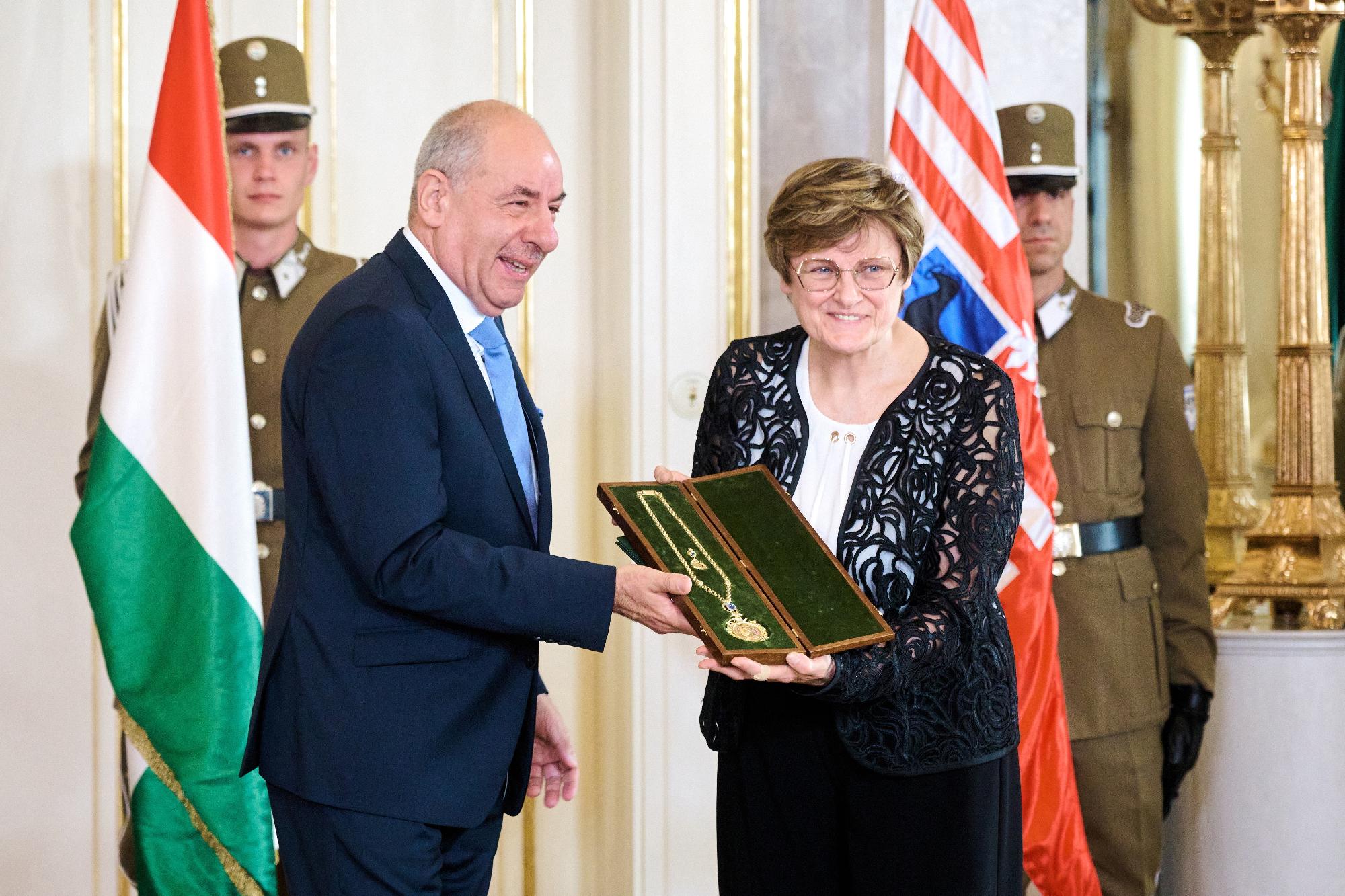 Újabb magas rangú kitüntetésben részesült a két magyar Nobel-díjas tudós