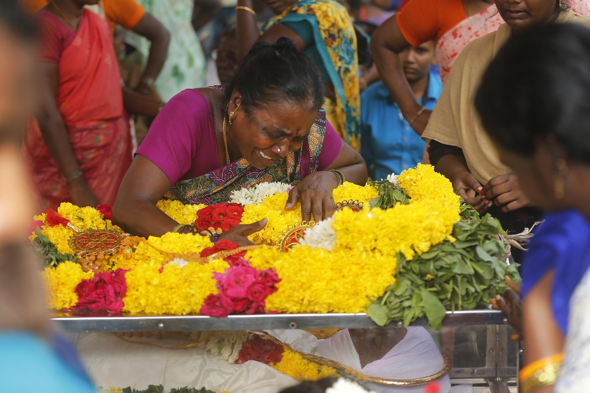 Indiában sokan meghaltak pancsolt szesz fogyasztása miatt