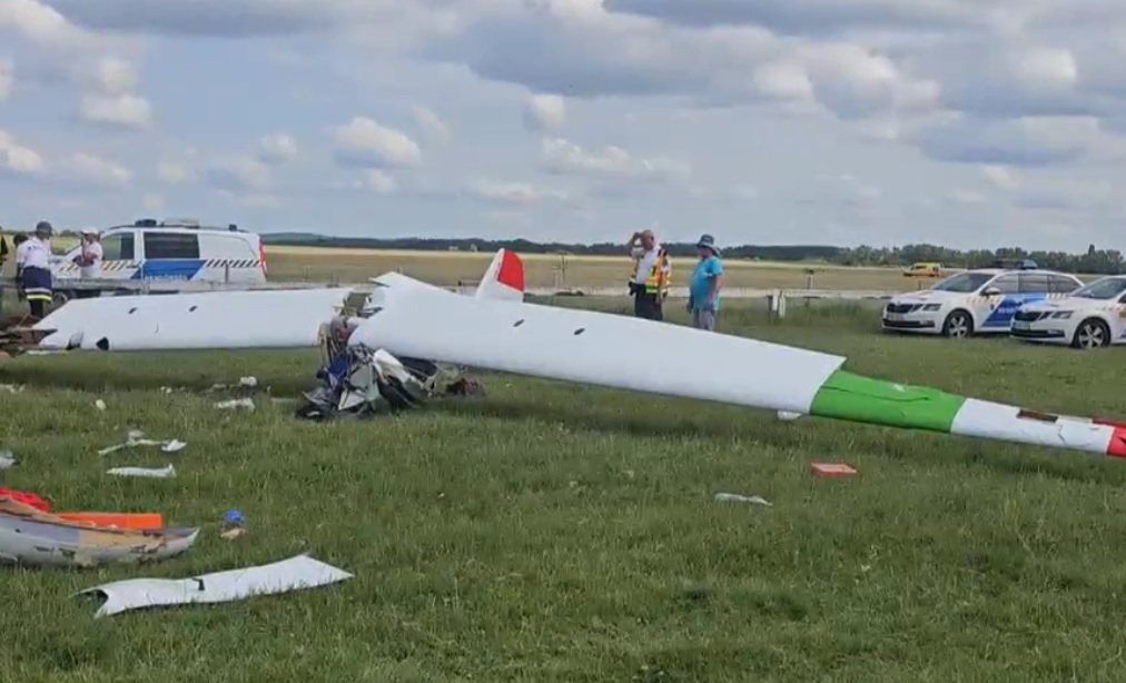 Belehalt sérüléseibe a vitorlázó repülővel lezuhanó 17 éves lány + videó