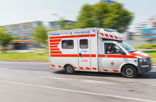 Autóbusszal ütközött Szlovákiában egy Prágából Budapestre tartó gyorsvonat, többen meghaltak