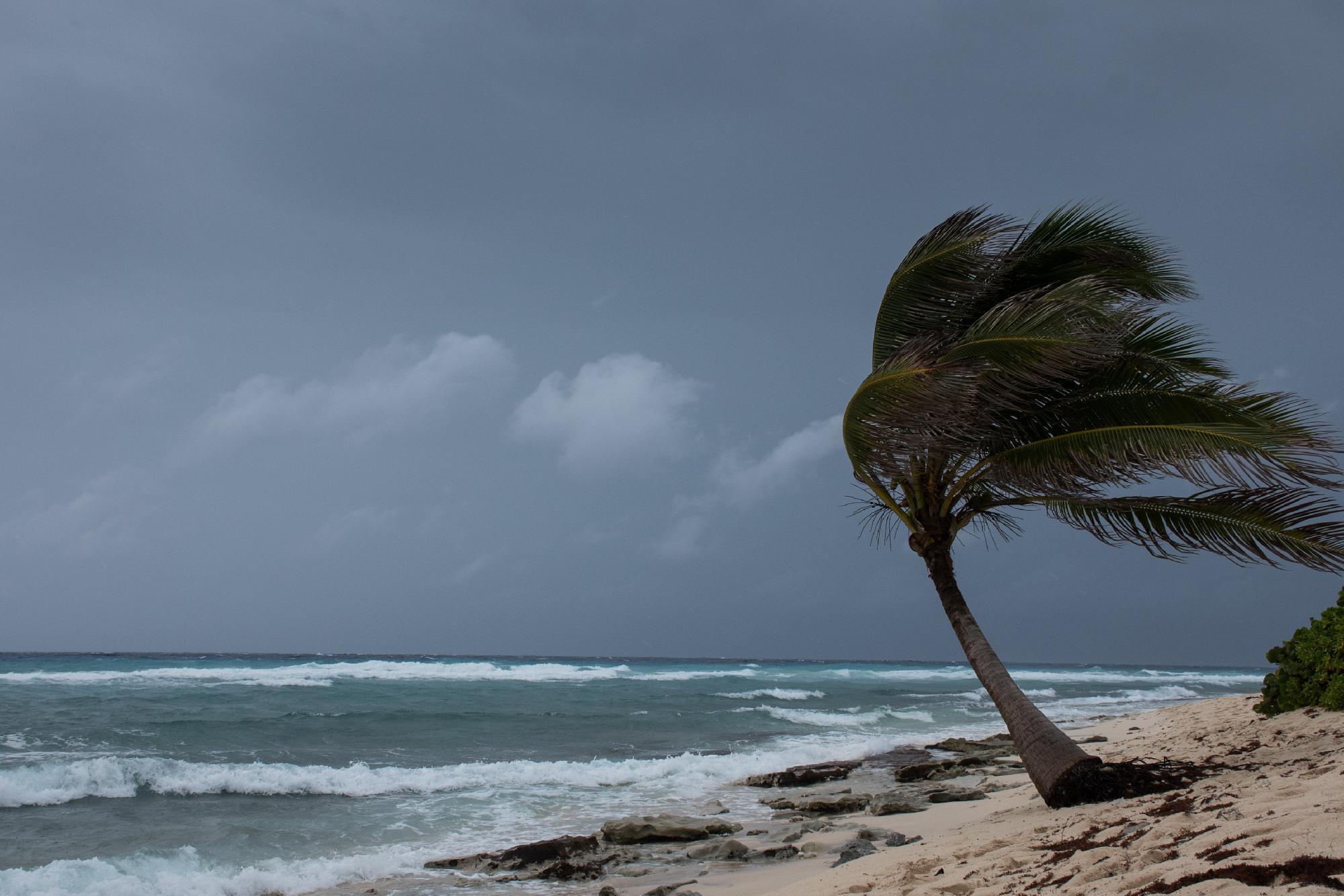 Folyamatosan erősödő hurrikán közelít a karibi térség felé