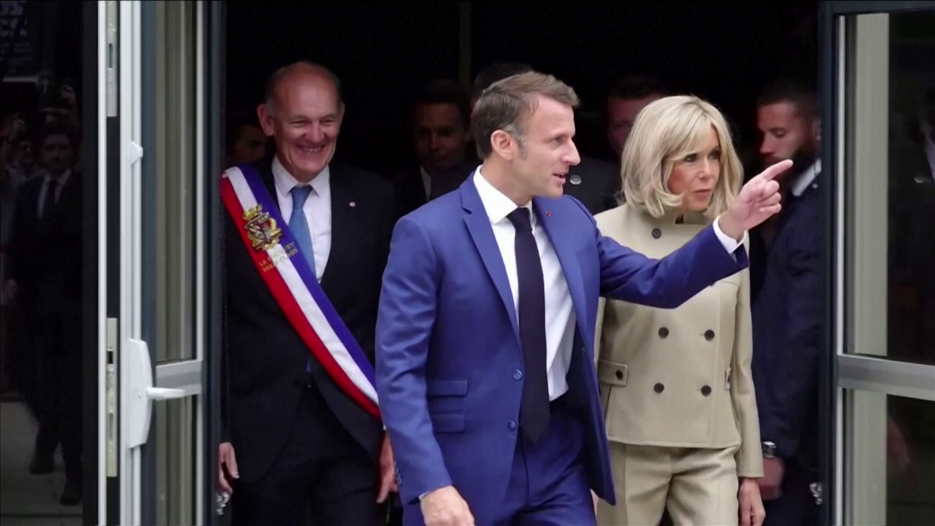 Eltűnt a nyilvánosság elől Emmanuel Macron az előrehozott francia választás kampányhajrájában + videó
