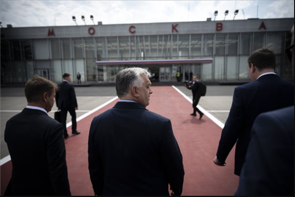 Orbán Viktor Moszkvába érkezett