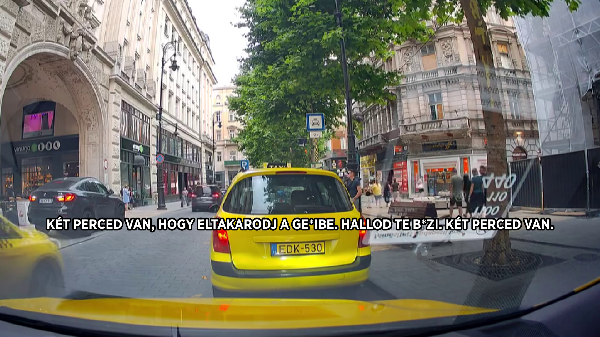 Alpári módon próbálta helyfoglalási igényét érvényesíteni egy férfi egy taxissal szemben Budapesten + videó