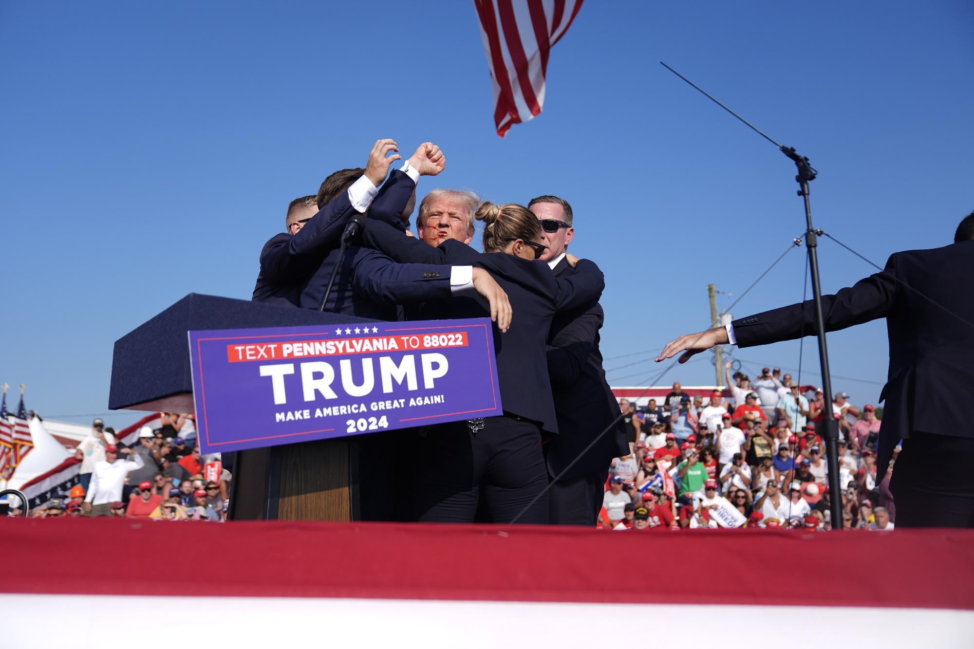 Szemtanú: Trump biztonsági emberei nem vették észre időben a merénylőt + videó