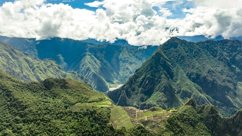 Peru hegyvidéki területén szakadékba zuhant egy utasokkal teli busz