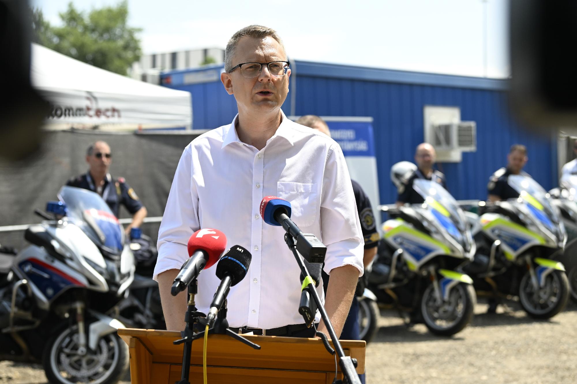 Naponta 400 rendőr és hét országból érkezett kollégáik vigyázzák közvetlenül a Hungaroringet + videó