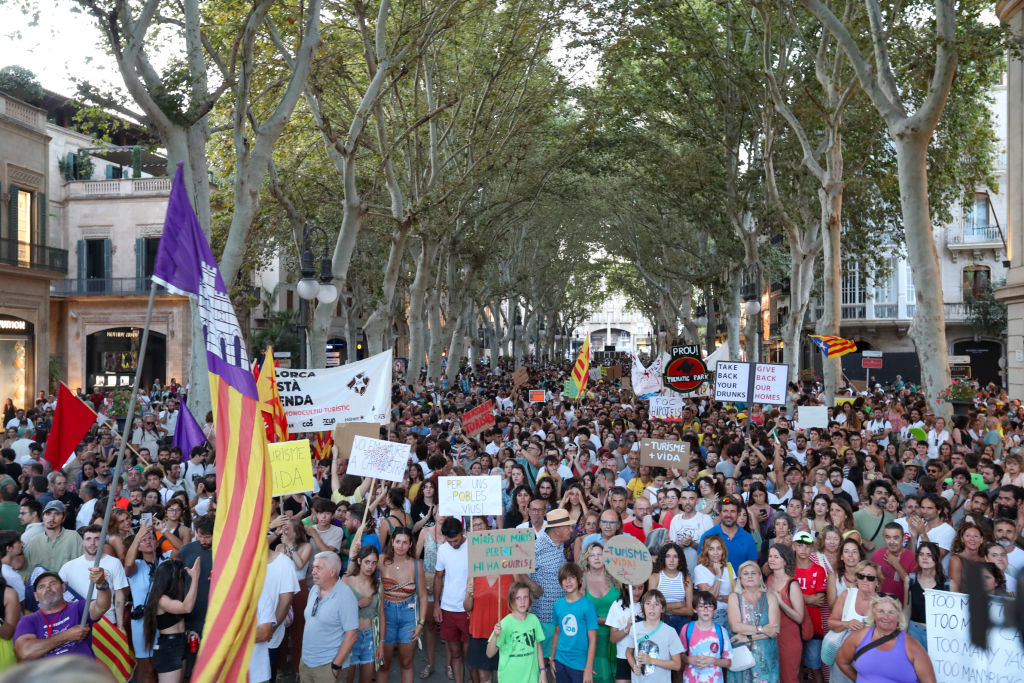 Ezrek tüntettek Mallorcán a tömegturizmus ellen