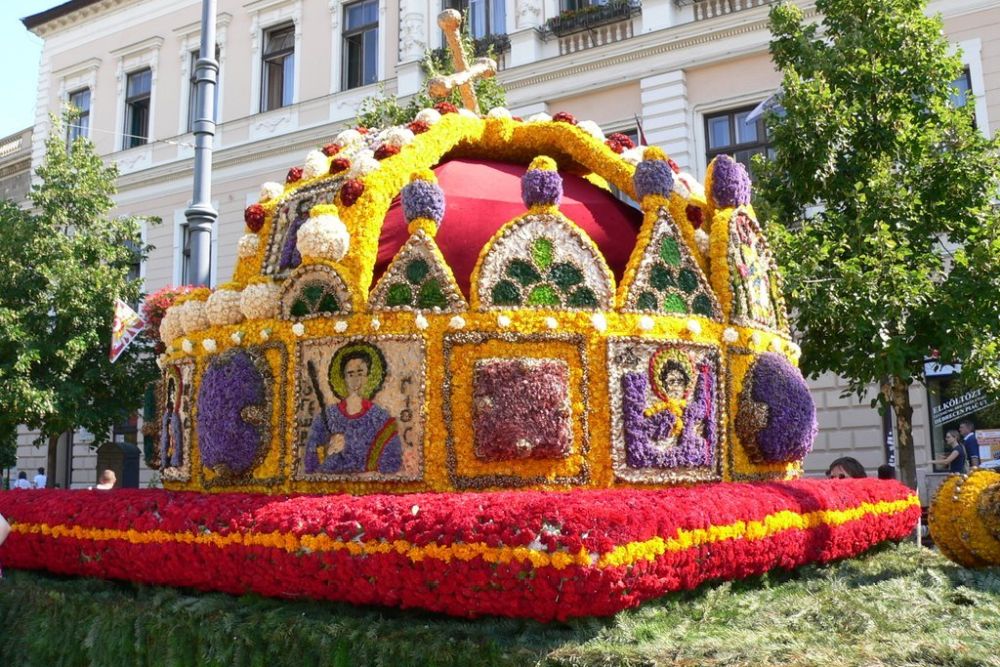 Debreceni virágkarnevál: készülnek a virágkocsik, kétezer felvonuló lesz a karneváli menetben
