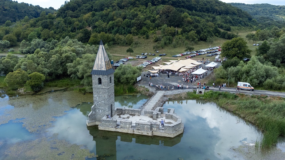 Felszentelték a kommunizmusban elárasztott Bözödújfalu újjáépített templomát Erdélyben + videó