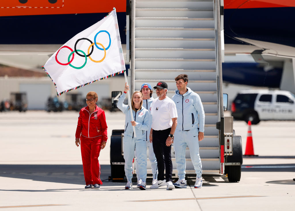 Megérkezett az olimpiai zászló Los Angelesbe 