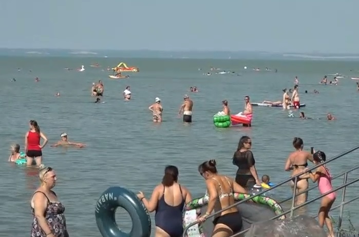 Megteltek a balatoni strandok, szállodák, magánszálláshelyek és vendéglátóhelyek is