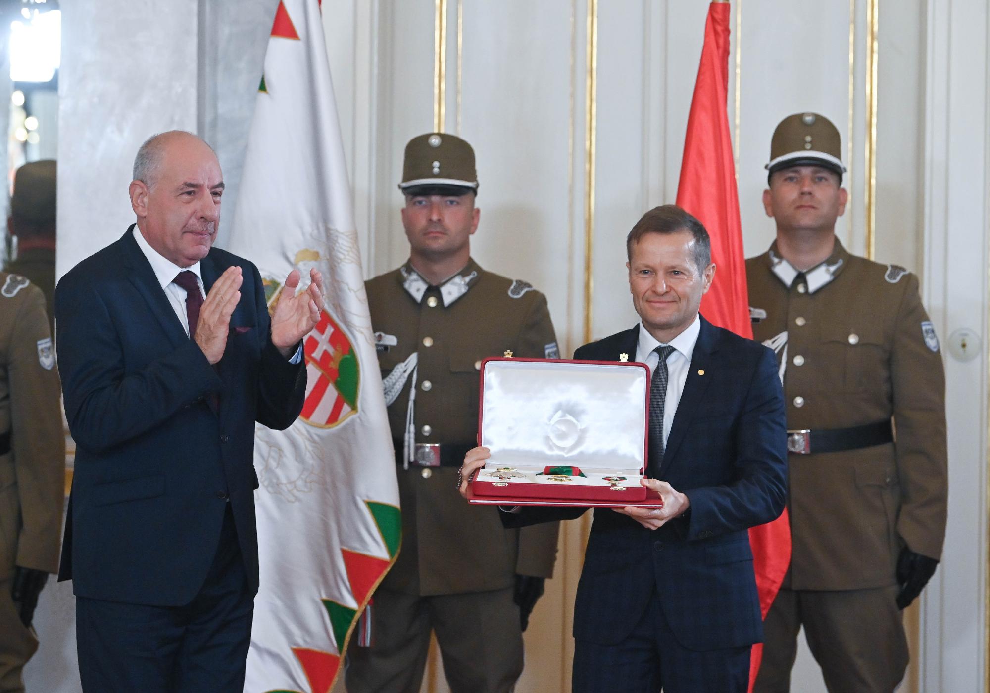 Krausz Ferenc fizikus vette át a Magyar Szent István Rendet + videó