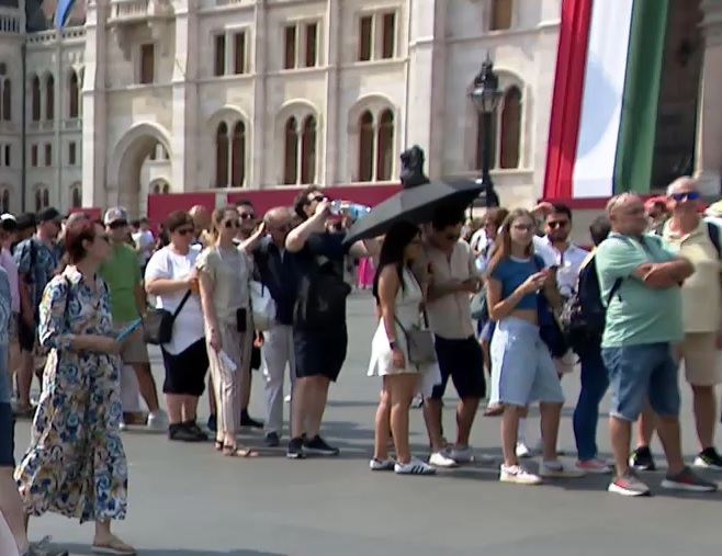 A nemzeti ünnep alkalmából ingyenesen látogatható a Parlament + videó